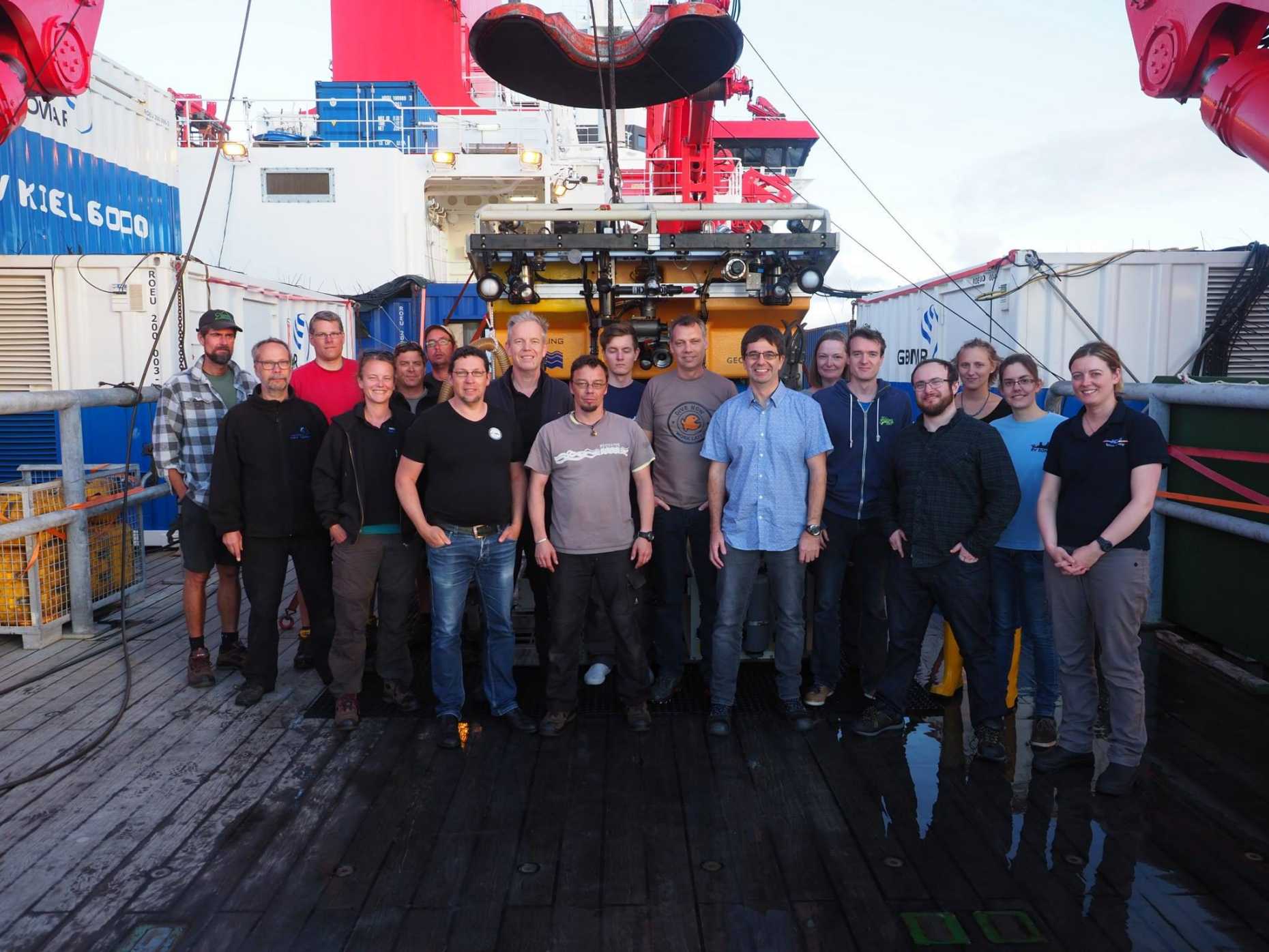 Jackson joined the crew of the SO254 expedition of the research vessel “Sonne” in the South Pacific Ocean to collect new sponge specimens.